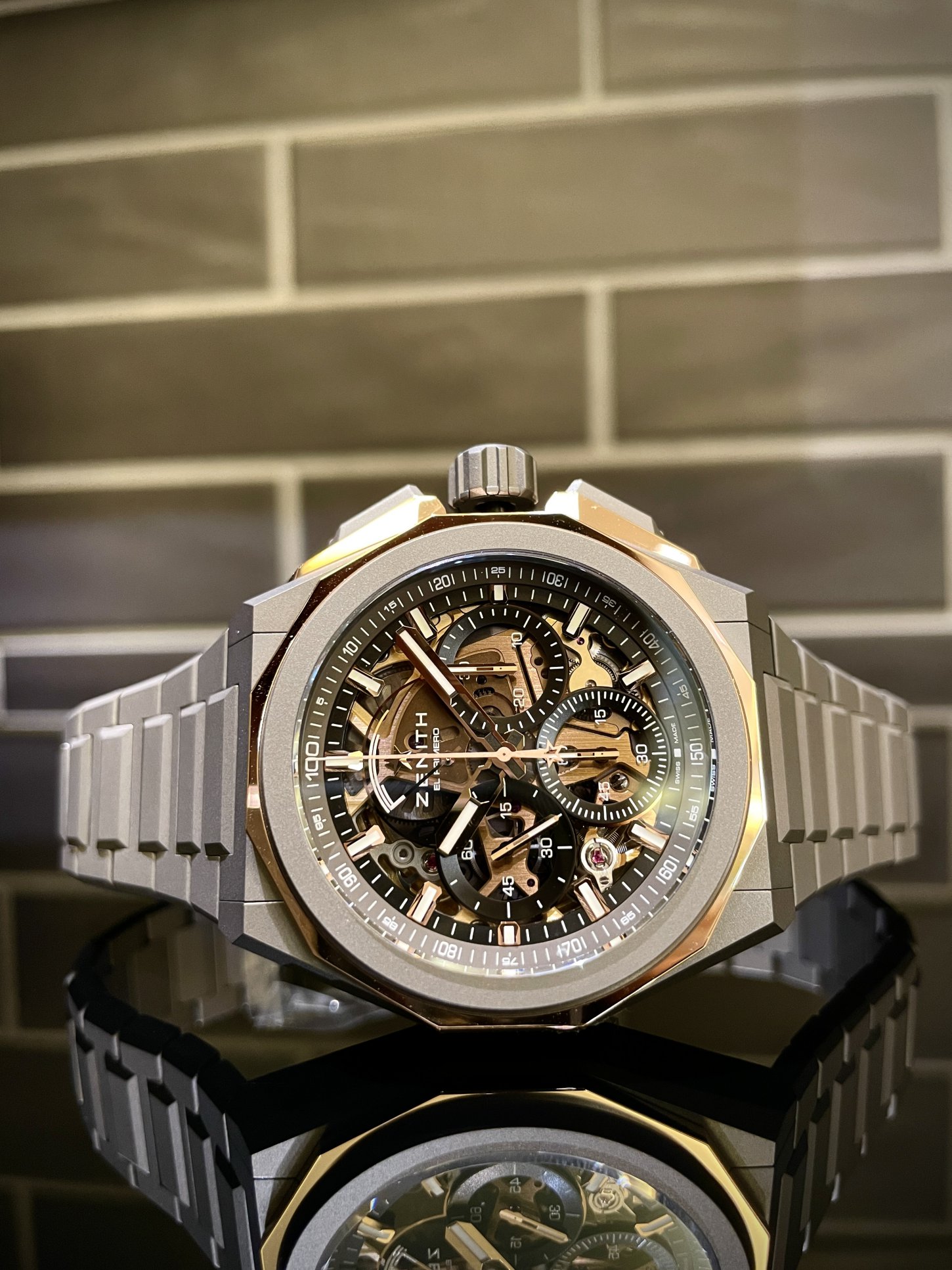 マットなチタンとローズゴールドの絶妙なバランス！！『デファイ