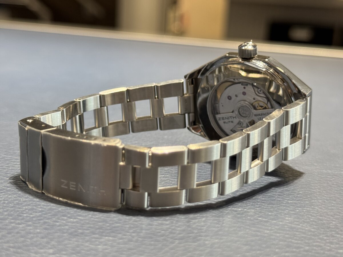 控えめながらも個性的？ティールブルーのカラーが腕元で映える『デファイ リバイバル A3690』【ゼニスブティック大阪】 - DEFY ｜IMG_1347 