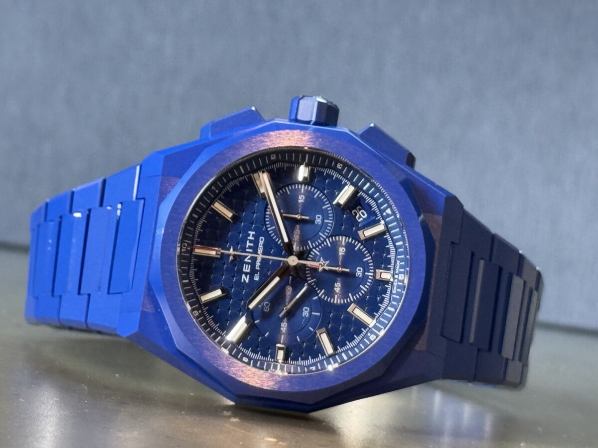 鮮やかなブルーセラミックが周年を祝う。160周年記念モデル『デファイ