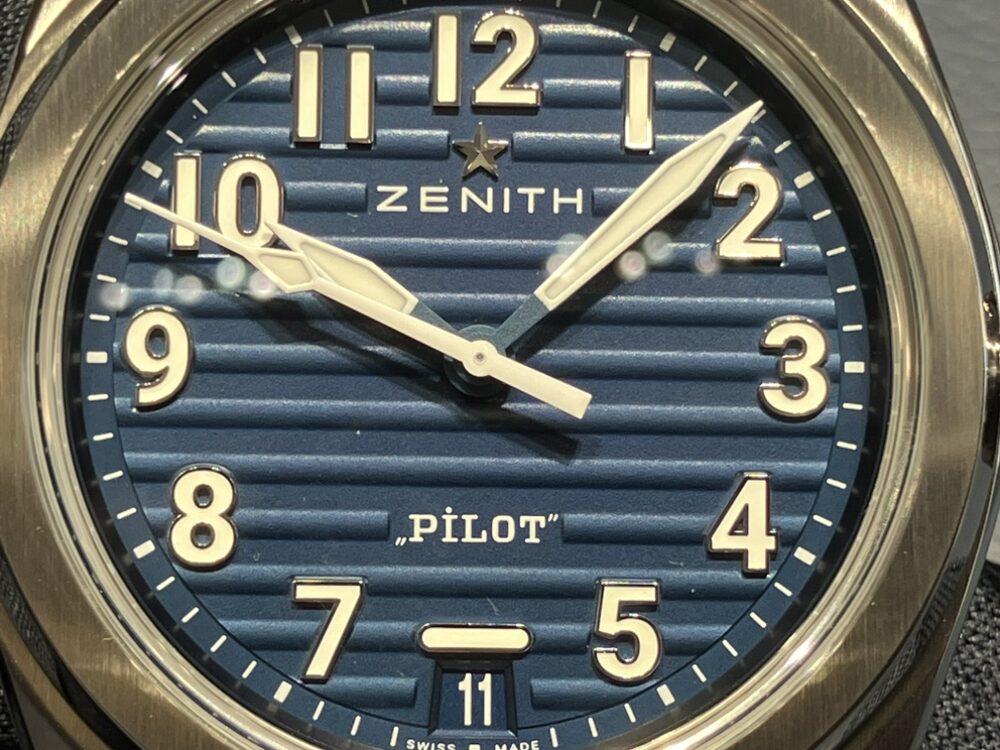 爽やかブルー文字盤のパイロットモデルはゼニスブティック限定です。ゼニスパイロットオートマティックブルー - PILOT ｜IMG_0313-1-rotated 