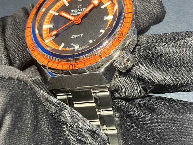 小ぶりな37㎜クラシックデザインに実は高防水性能が備わっているモデル。デファイリバイバルA3648 - DEFY その他 ｜IMG_0329 