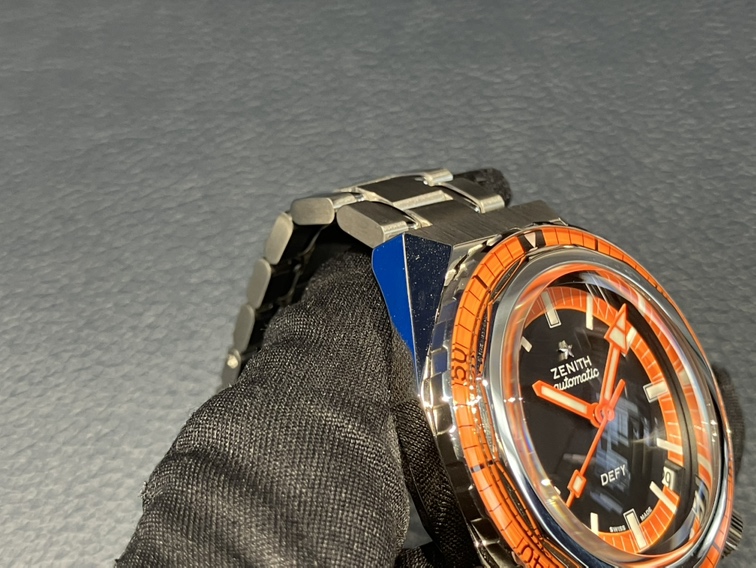 小ぶりな37㎜クラシックデザインに実は高防水性能が備わっているモデル。デファイリバイバルA3648 - DEFY その他 ｜IMG_0330 