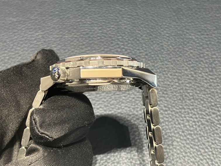 小ぶりな37㎜クラシックデザインに実は高防水性能が備わっているモデル。デファイリバイバルA3648 - DEFY その他 ｜IMG_0331 