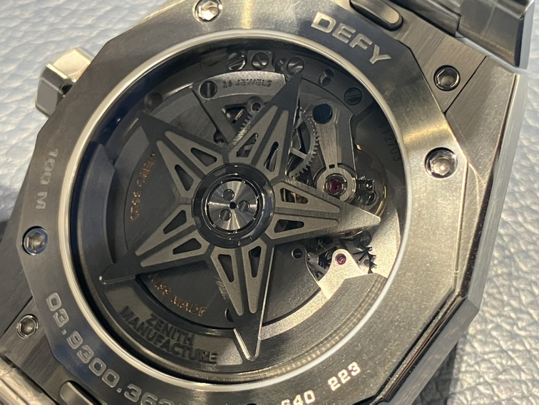 1/10秒精度を誇る初のインジケーターを備えた高振動の自動巻きクロノグラフムーブメントを搭載！デファイスカイライン - DEFY ｜IMG_0348 