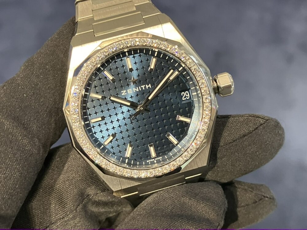 ベゼルに輝く52個のダイヤモンドがすごくきれいな36㎜サイズのデファイ