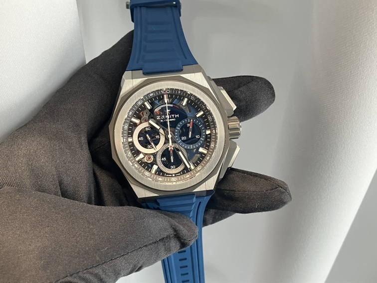 重厚感ある存在感を出しながらチタン製の軽量さを兼ね備えたモデル。デファイエクストリーム - DEFY ｜IMG_0450 