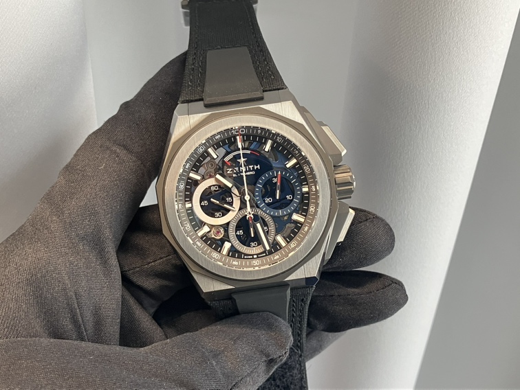 重厚感ある存在感を出しながらチタン製の軽量さを兼ね備えたモデル。デファイエクストリーム - DEFY ｜IMG_0452 