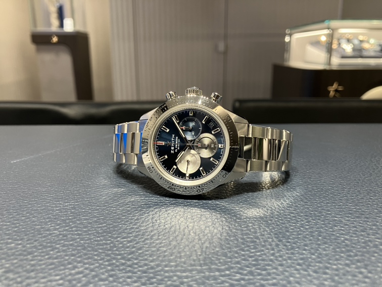 ステンレスベゼルと光沢のある深いブルー文字盤がきれいなクロノマスタースポーツ ブルー - CHRONOMASTER ｜IMG_0473 