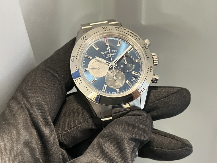 ステンレスベゼルと光沢のある深いブルー文字盤がきれいなクロノマスタースポーツ ブルー - CHRONOMASTER ｜IMG_0474 