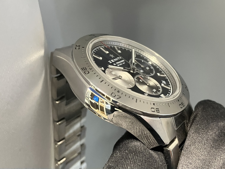 ステンレスベゼルと光沢のある深いブルー文字盤がきれいなクロノマスタースポーツ ブルー - CHRONOMASTER ｜IMG_0476 