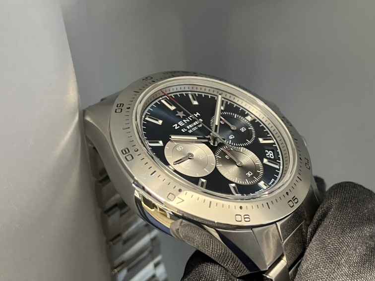 ステンレスベゼルと光沢のある深いブルー文字盤がきれいなクロノマスタースポーツ ブルー - CHRONOMASTER ｜IMG_0477 