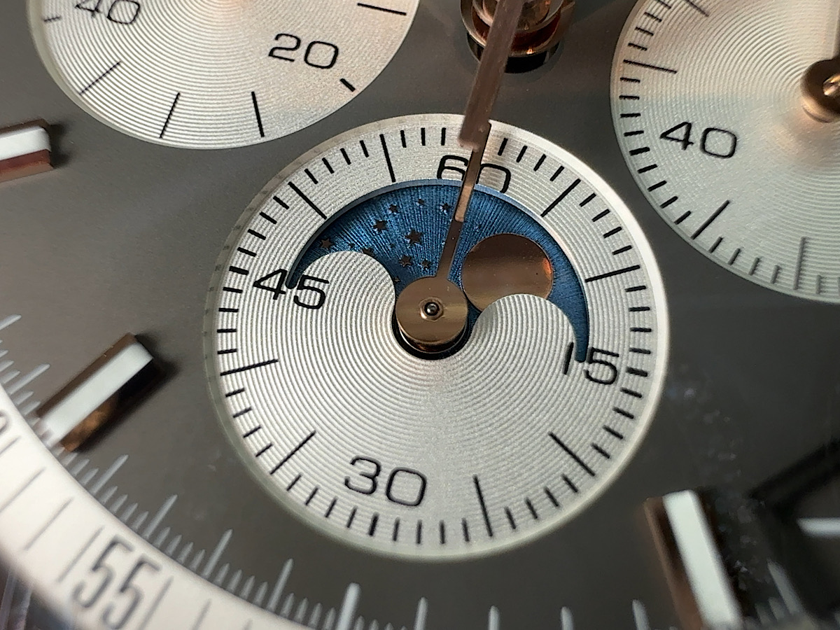 クラシックと精密の融合。落ち着きのあるグレー文字盤が魅せる『クロノマスター オリジナル トリプルカレンダー』 - CHRONOMASTER |IMG_3358