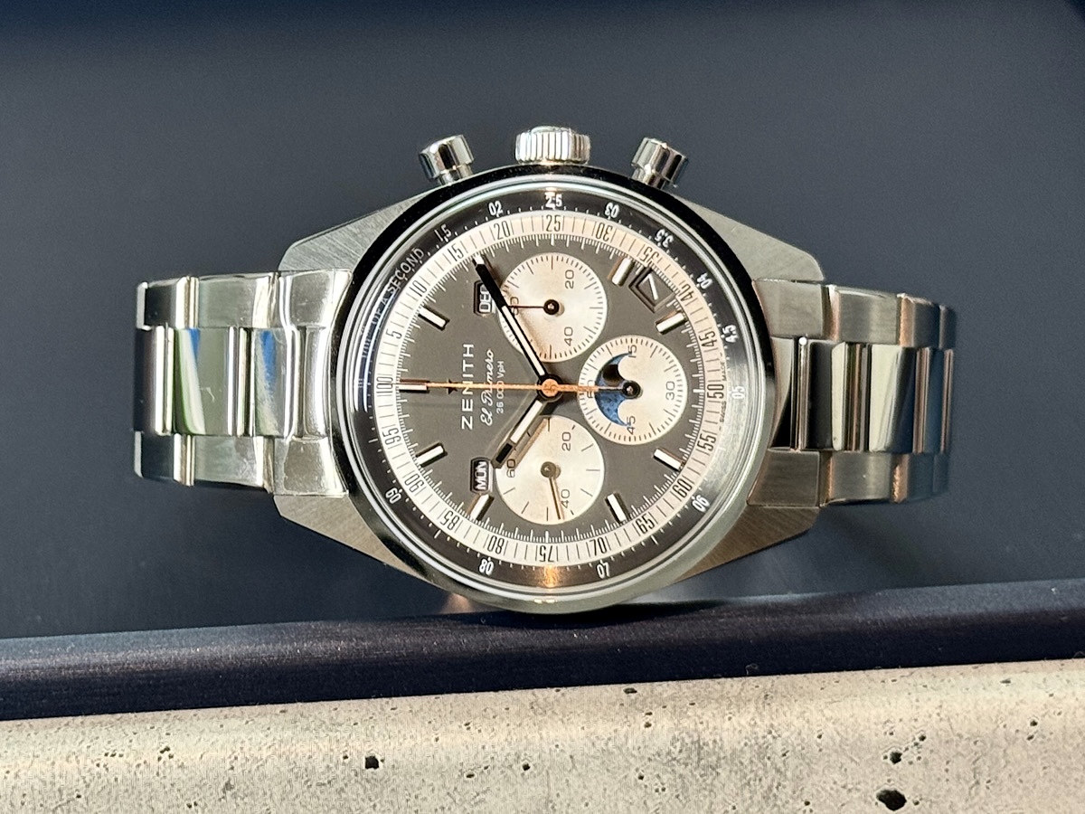 クラシックと精密の融合。落ち着きのあるグレー文字盤が魅せる『クロノマスター オリジナル トリプルカレンダー』 - CHRONOMASTER |IMG_3361