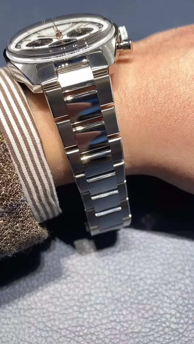 クロノマスター オリジナル トリプルカレンダー
品番 03.3400.3610/38.M3200
価格 ¥1,914,000 （税込）

見る人を惹きつける「クロノマスター オリジナル」の新作。1970年代のプロトタイプにインスパイアされた、機能性に優れるタイムピースです。「パンダ」デザインを採用したシルバーホワイトの文字盤は、ローズゴールドプレート加工の針とマーカー、コンプリートカレンダーとムーンフェイズ表示を備えています。
1/10秒計測を可能にするエル・プリメロ 3610 自動巻コラムホイール クロノグラフが約60時間のパワーリザーブを実現。比類なき正確性と性能を約束するエクセプショナルなタイムピースです。

ヴィンテージの雰囲気が漂うコンパクトな38mmのスチールケースは、1969年に発表された「A386」の設計図とプロポーションに基づいてデザインされました。ケースにはベゼルレスの構造と盛り上がったドーム型サファイアクリスタルが採用されています。
厚みのあるメタルストラップには、光沢のあるサテン仕上げが施されています。新デザインの星形ローターとゼニススターが時計製造における卓越性の世界を体現し、立ち止まることなく夢を追いかける情熱を呼び起こします。
#zenith #elprimero #elprimeroday #zenithboutiqueosaka #zenithwatches #クロノマスター #ゼニスブティック大阪 #ゼニス時計
