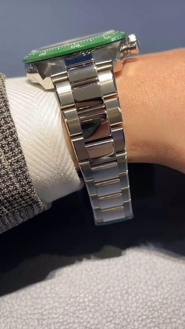 クロノマスター スポーツ グリーン
品番 03.3119.3600/56.M3100
価格 ¥1,562,000 （税込）

「クロノマスター スポーツ」の中で、ひときわ鮮やかな色彩が印象的な1本です。
グリーンのセラミックベゼルと文字盤は一目見るだけで虜になります。

投稿者　長野
#ゼニス #zenith #elprimero #zenithboutiqueosaka #ゼニスブティック大阪 #elprimeroday #クロノグラフ