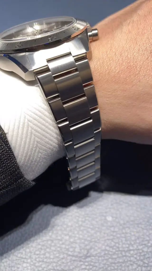 クロノマスター スポーツ チタン
品番 95.3100.3600/39.M3100
価格 ¥1,617,000 （税込）

すべてのパースにチタンを使用した1本です。
スチール製モデルに比べて30%の軽量化を実現しており、着用したときの煩わしさを感じる事はありません。
通常のステンレスモデルとは違い、時計全体の仕上げもサテン仕上げになっており、チタンモデルならではの風合いかっこいい印象です。ぜひ、店頭でご覧くださいませ♪
記:長野
#ゼニス #zenith #elprimero #elprimeroday #zenithboutiqueosaka #zenithwatches #ゼニスブティック大阪 #ゼニス時計 #チタン