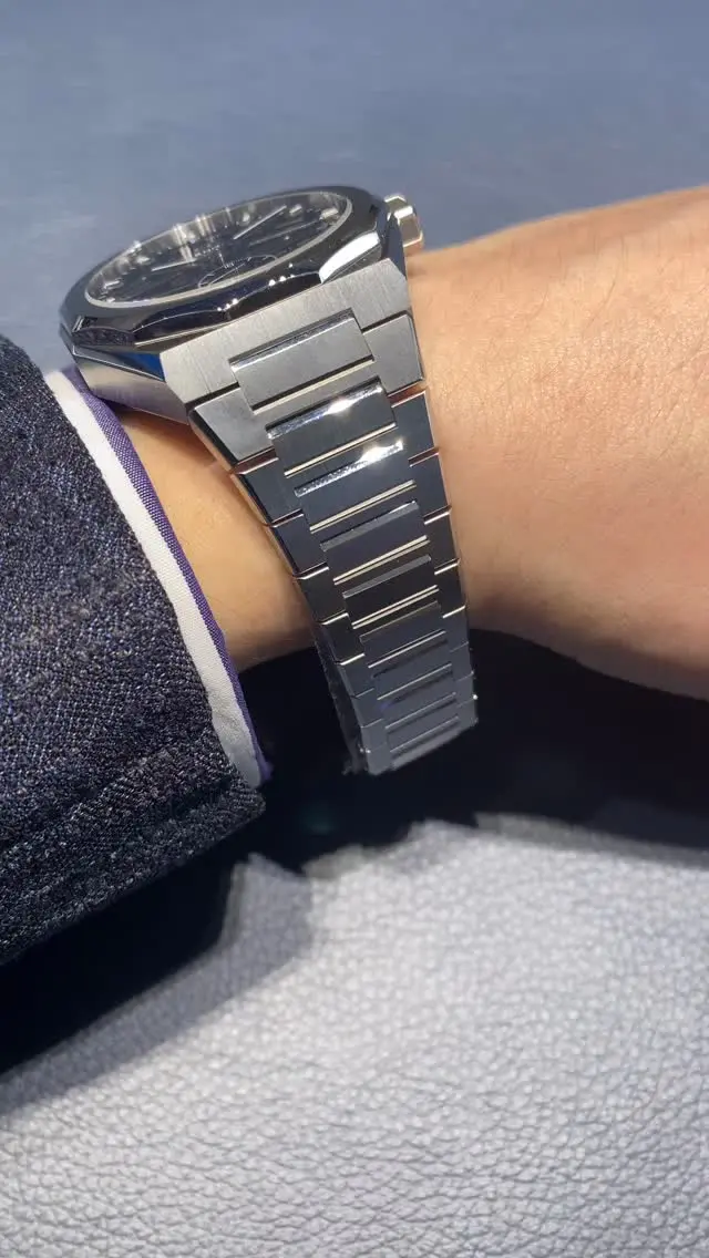 デファイ スカイライン スケルトン
品番 03.9300.3620/78.I001
価格 ¥1,562,000 （税込）

文字盤にゼニスの象徴とも言える星を表現した1本。
シンメトリーで表現されたスケルトン文字盤は、決して主張しすぎずビジデスでの使用もお勧めです。
記:長野
#zenith #ゼニス #elprimero #zenithboutiqueosaka #ゼニスブティック大阪 #zenithwatches