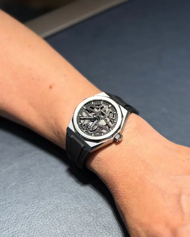 お客様ご購入品✨
【デファイ スカイライン スケルトン】
品番 03.9300.3620/78.I001
金額 ¥1,562,000-税込

シンメトリーなスケルトン文字盤で名機「エル・プリメロ」が文字盤側からも眺めることができる機械好きにはたまらない1本、ラバーベルトが付属するのでシーンによって付け替えてお楽しみいただけるモデルです。

商品のお問い合わせは下記記載の連絡先か、電話、メール、DMにて承ります。また、ゼニスブティックでは通販対応もさせて頂いております。是非お気軽にお問い合わせ下さいませ。

投稿 中住

【電話番号：06-6245-1865】
【メールアドレス：zbo@jw-oomiya.co.jp】
・
ゼニスブティック大阪公式ブログでもご紹介中！プロフィールからご覧ください。@zenithboutique_osaka👈
・
#ゼニス #zenith #elprimero #elprimeroday #zenithwatches #zenithboutiqueosaka