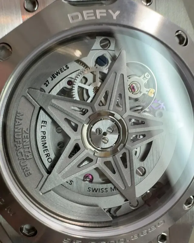 ゼニスの現行モデルは、ほぼ全てが裏蓋がスケルトン仕様となった“シースルーバック”となっております。
シースルーバック越しに見えるのは、エル・プリメロを初めとする精密に組み上げられたゼニス自社製ムーブメント。

モデルによってムーブメントの美しさは様々ですので、ぜひゼニスブティック大阪で実機をお手に取っていただき、心ゆくまでご覧くださいませ✨️