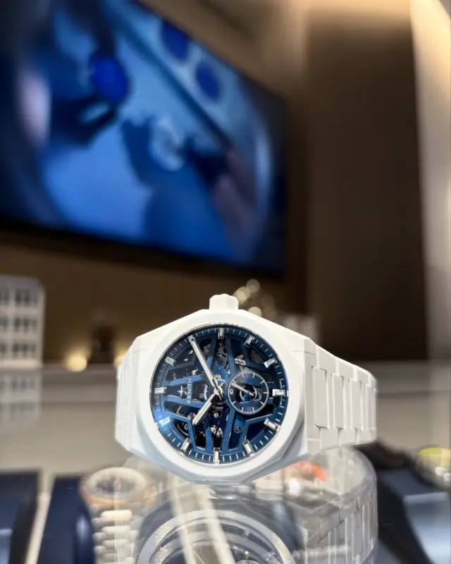 デファイ スカイライン スケルトン ホワイトセラミック
品番	:49.9301.3620/79.I001
価格 :¥2,409,000（税込）

暑い季節にピッタリのホワイトセラミックを使用した1本。ブルーのスケルトン文字盤が軽快感を加速させます！ぜひ店頭でご覧くださいませ♪
#ゼニス #ゼニスエルプリメロ #ゼニスブティック大阪 #zenith #zenithwatches #zenithelprimero #zenithdefy #ゼニスデファイ #時計メンズ #腕時計