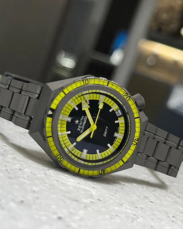 【デファイ リバイバル タイバー】
｢デファイ リバイバル ダイバー｣から新色が登場！
クラシックなデザインに、しっかりとしたダイバーズスペックを備えた1本です。
マイクロブラスト加工のチタンケースとブレスレット、また、ブラック×イエローの文字盤が存在感のあるスタイルを演出。
クラシカルですが、今のスタイルにもぴったりハマります。
・
【投稿:金本】
・
商品のお問い合わせは下記記載の連絡先か、電話、メール、DMにて承ります。また、ゼニスブティックでは通販対応もさせて頂いております。是非お気軽にお問い合わせ下さいませ。

【電話番号：06-6245-1865】
【メールアドレス：zbo@jw-oomiya.co.jp】
・
ゼニスブティック大阪公式ブログでもご紹介中！プロフィールからご覧ください。@zenithboutique_osaka👈
・
#ゼニス #zenith #elprimero #elprimeroday #zenithwatches #zenithboutiqueosaka