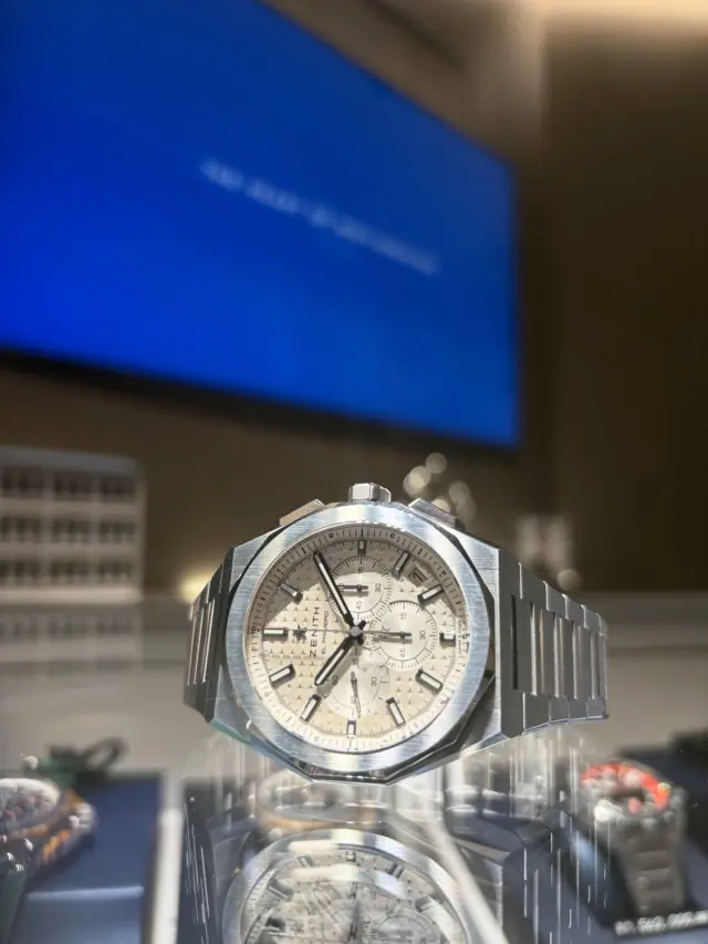 デファイ スカイライン クロノグラフ
品番	:03.9500.3600/01.I001
価格	:¥1,837,000（税込）

オールホワイトで仕上げられた文字盤が爽やかな1本。星がエングレービングされており、一色の文字盤と思わせないほどの表情豊かさをぜひ店頭でご覧ください。
記:長野

#ゼニス #ゼニスエルプリメロ #ゼニスブティック大阪 #zenith #zenithwatches #zenithelprimero #zenithdefy