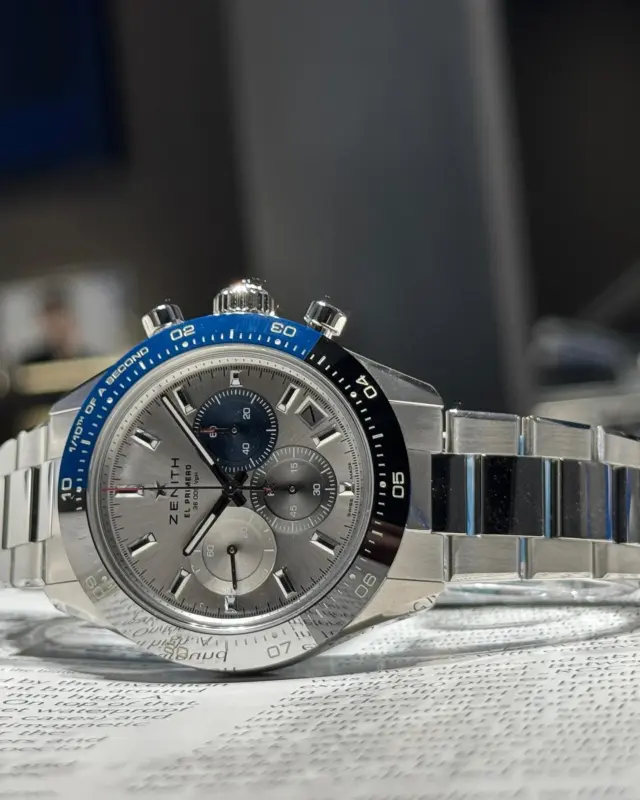 【クロノマスター スポーツ ブティックエディション】
洗練されたシルバーダイヤルにトリコロールのインダイヤルが映えます。また、こちらの特別モデルはセラミックベゼルもトリコロールカラーになっており、ゼニスのDNAをより感じていただけます✨
ゼニスブティックでしか出会えない特別な「クロノマスター スポーツ」、ぜひ当店でお手に取ってみてくださいね。
【投稿:金本】
・
商品のお問い合わせは下記記載の連絡先か、電話、メール、DMにて承ります。また、ゼニスブティックでは通販対応もさせて頂いております。是非お気軽にお問い合わせ下さいませ。

【電話番号：06-6245-1865】
【メールアドレス：zbo@jw-oomiya.co.jp】
・
ゼニスブティック大阪公式ブログでもご紹介中！プロフィールからご覧ください。@zenithboutique_osaka👈
・
#ゼニス #zenith #elprimero #elprimeroday #zenithwatches #zenithboutiqueosaka