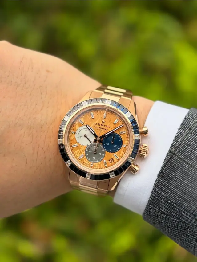 【クロノマスター スポーツ ゴールドプレシャスストーン】

品番	 22.3100.3600/69.M3100
価格 ¥14,080,000（税込）

ゴージャスな18Kローズゴールドのケースと　ベゼルにセットされたバゲットカットのホワイトダイヤモンド、ブラックスピネル、グレーとブルーのサファイアはエル・プリメロを象徴する3色の組み合わせが美しさとゼニスの伝統を継承したデザインとなっております。