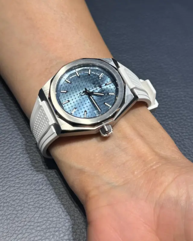 【デファイ スカイライン用ラバーストラップのご紹介✨】
ゼニスの「デファイ スカイライン」は、工具なしでストラップ交換ができる“ストラップクイックチェンジ機構”が採用されており、これにより気分やシーンに合わせて簡単に付け替えが可能です✨

今回は「デファイ スカイライン36」をご愛用されているM様にご協力いただき、ストラップ付け替え後のお写真を撮らせていただきました！ホワイトラバーにすると、アイスブルー文字盤の爽やかさが一段と際立ちます。
まさに夏にぴったりの涼しげな配色ですね🩵
ゼニスブティック大阪では、ストラップのみのご購入も大歓迎です。「デファイ スカイライン」でストラップ着せ替えを楽しんでみませんか？
ぜひ当店スタッフにお気軽にご相談くださいませ☺︎
【投稿:金本】
・
商品のお問い合わせは下記記載の連絡先か、電話、メール、DMにて承ります。また、ゼニスブティックでは通販対応もさせて頂いております。是非お気軽にお問い合わせ下さいませ。

【電話番号：06-6245-1865】
【メールアドレス：zbo@jw-oomiya.co.jp】
・
ゼニスブティック大阪公式ブログでもご紹介中！プロフィールからご覧ください。@zenithboutique_osaka👈
・
#ゼニス #zenith #elprimero #elprimeroday #zenithwatches #zenithboutiqueosaka