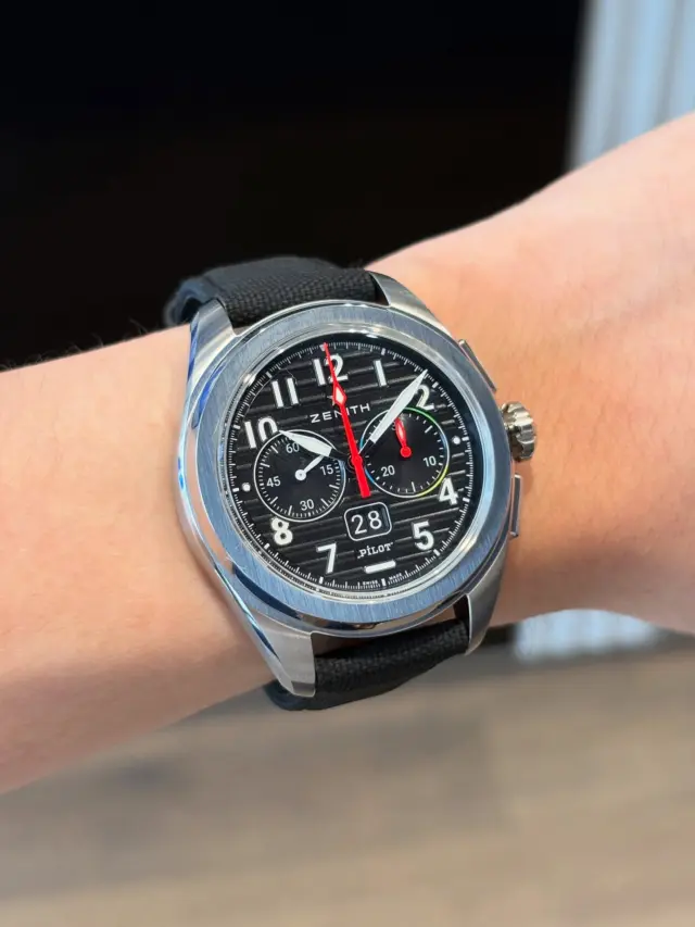 パイロット ビッグデイト フライバック
品番	:03.4000.3652/21.I001
価格	:¥1,617,000（税込）

歴史が息づく“本物”のパイロットウォッチ。

ゼニスの長い歴史を受け継ぐパイロットコレクション。
往年のミリタリーパイロットウォッチから着想を得たこのモデルは、抜群の視認性と存在感のあるデザインを両立。
フランス軍との共同開発から生まれた「レインボーフライバック」を想起させるカラーリングも魅力のひとつです🇫🇷

計器のような無骨さと、洗練された美しさ。
その“男心をくすぐる一歩先の魅力”を、ぜひ店頭でご体感ください。
記：長野

#ZENITH #ゼニス #パイロットウォッチ #レインボーフライバック #PilotWatch #DefyPilot #腕時計好きと繋がりたい #高級時計 #ゼニスブティック大阪