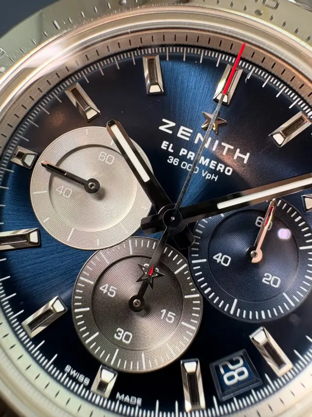 クロノマスター スポーツ ブルー
品番:03.3114.3600/51.M3100
価格:¥1,485,000（税込） 

クロノマスタースポーツのブルー文字盤を皆様はご存知ですか？
ベゼルをステンレスで作成することで、ブルーの文字盤が際立つデザインとなっています。角度によってブルーの鮮やかさが変化する一本を是非店頭でご覧ください。
記:長野
#ZENITH #ゼニス #ChronomasterSport #クロノマスタースポーツ #機械式時計 #ラグジュアリーウォッチ #ゼニスブティック大阪 #ブルーダイヤル #高級時計 #スイス時計