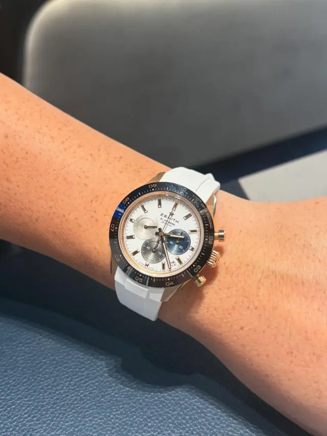 お客様スナップ⌚️⭐️
以前、ご購入していただいた「クロノマスタースポーツ ゴールドモデル」を夏仕様に🏖️
ブラックレザーからホワイトラバーベルトに付け替えて一気に爽やかな夏仕様になりました！
クロノマスタースポーツを既にお持ちの方も現在ご検討中の方も是非ラバーストラップを着けてみませんか？
豊富にストラップも取り揃えておりますので皆様のご来店心よりお待ちしております。

【投稿 中住】

商品のお問い合わせは下記記載の連絡先か、電話、メール、DMにて承ります。また、ゼニスブティックでは通販対応もさせて頂いております。是非お気軽にお問い合わせ下さいませ。

【電話番号：06-6245-1865】
【メールアドレス：zbo@jw-oomiya.co.jp】
・
ゼニスブティック大阪公式ブログでもご紹介中！プロフィールからご覧ください。@zenithboutique_osaka👈
・
#ゼニス #zenith #elprimero #elprimeroday #zenithwatches #zenithboutiqueosaka