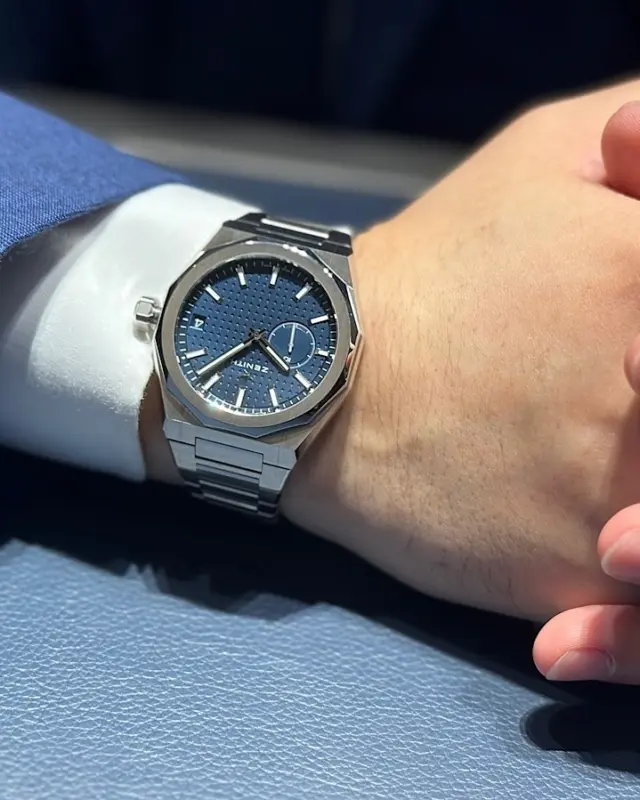 【デファイ スカイライン】
💙 定番のブルーは、オンにもオフにも。

メタルブレスレットならビジネスシーンにも馴染み、
きちんと感のある印象に。
アクティブな休日には、ラバーストラップに簡単チェンジ。工具なしで付け替え可能なので、その日の気分やシーンに合わせて使い分けできます✨

ゼニス｢デファイ スカイライン｣は1本で様々なシーンに使用していただけるのが魅力です¨̮
・
【投稿:金本】
・
商品のお問い合わせは下記記載の連絡先か、電話、メール、DMにて承ります。また、ゼニスブティックでは通販対応もさせて頂いております。是非お気軽にお問い合わせ下さいませ。

【電話番号：06-6245-1865】
【メールアドレス：zbo@jw-oomiya.co.jp】
・
ゼニスブティック大阪公式ブログでもご紹介中！プロフィールからご覧ください。@zenithboutique_osaka👈
・
#ゼニス #zenith #elprimero #elprimeroday #zenithwatches #zenithboutiqueosaka
