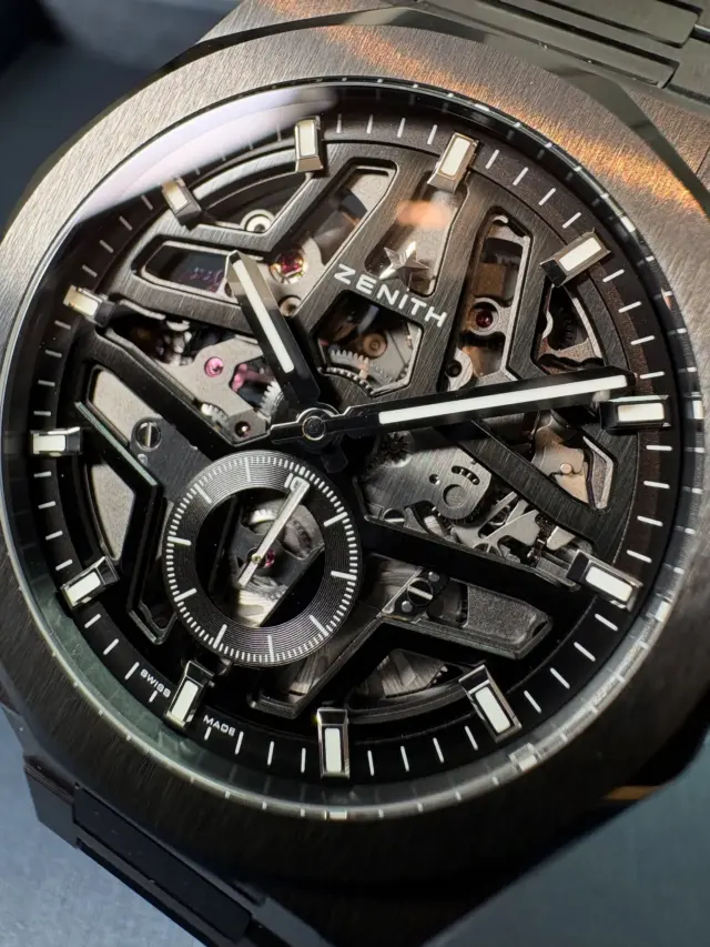 【デファイ スカイライン スケルトン セラミック】
品番：49.9300.3620/78.I001
価格：¥2,409,000

オールブラックのセラミックボディが、シンプルながらも見事なポリッシュ加工とヘアライン加工が洗練された印象を与える一品です
スケルトン文字盤は、ブラック1色で統一され、派手さを抑えつつも一味違う存在感です。

3枚目では、シリコン製のガンギ車が正面から見ることができます。青紫のような色味と、ゼニスのアイコンである星型のディテールが際立っています。
細部にまでこだわったデザインを、ぜひ店頭でご体感ください。
記:長野

#デファイ #スカイライン #スケルトン #セラミック #オールブラック #高級時計 #ゼニス #ディテール #洗練 #タイムピース