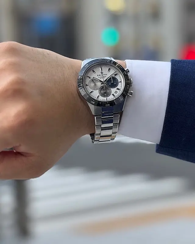 【クロノマスター スポーツ】
「クロノマスター スポーツ」は、ビジネスシーンにもオススメ！クロノグラフでありながらスーツにもしっくりと馴染む、ゼニスならではの美しいバランスです。
・
【投稿:金本】
・
商品のお問い合わせは下記記載の連絡先か、電話、メール、DMにて承ります。また、ゼニスブティックでは通販対応もさせて頂いております。是非お気軽にお問い合わせ下さいませ。

【電話番号：06-6245-1865】
【メールアドレス：zbo@jw-oomiya.co.jp】
・
ゼニスブティック大阪公式ブログでもご紹介中！プロフィールからご覧ください。@zenithboutique_osaka👈
・
#ゼニス #zenith #elprimero #elprimeroday #zenithwatches #zenithboutiqueosaka