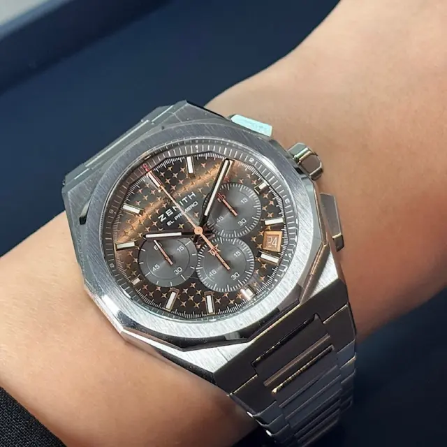 【デファイ スカイライン クロノグラフ ブティックエディション】
スレートグレーの文字盤にローズゴールドトーンの針とインデックス。落ち着きの中に華やかさが漂う、ブティックだけの特別仕様です。また、ステンレスブレスレットに加え、
ブラックラバーの付け替えストラップも付属し、シーンに合わせたスタイルチェンジも楽しめます✨️
・
商品のお問い合わせは下記記載の連絡先か、電話、メール、DMにて承ります。また、ゼニスブティックでは通販対応もさせて頂いております。是非お気軽にお問い合わせ下さいませ。

【電話番号：06-6245-1865】
【メールアドレス：zbo@jw-oomiya.co.jp】
・
ゼニスブティック大阪公式ブログでもご紹介中！プロフィールからご覧ください。@zenithboutique_osaka👈
・
#zenith #elprimero #elprimeroday #zenithwatches #zenithboutiqueosaka
#watch #fashion #defyskyline #chronograph #boutiqueedition #zenithdefy 

#ゼニス#ゼニスブティック大阪 #大阪 
#心斎橋 #腕時計 #ファッション #ゼニスデファイ #デファイスカイライン #クロノグラフ #エルプリメロ