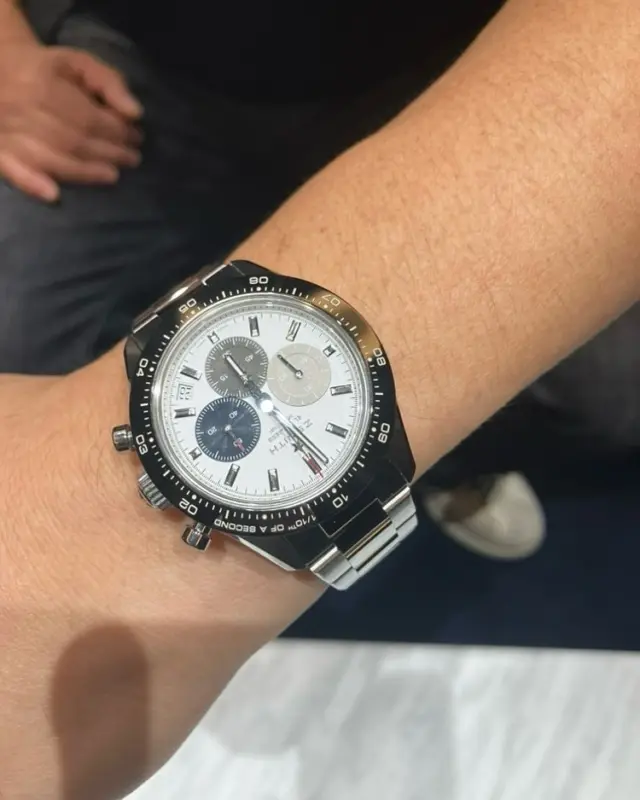 【お客様ご購入スナップ】

「クロノマスタースポーツ」
品番03.3100.3600/69.M3100 
価格 ¥1,592,800-税込

今やゼニスを代表するクロノマスタースポーツをお選びいただきました。
白文字盤と黒文字盤でお悩みになられていましたが1番人気の白文字盤をご購入いただきました。
夏はラバーストラップに付け替えて着用するのもオススメです。
また洗浄やアフターメンテナンスも充実しておりますのでお近くにお越しの際は是非お気軽にお立ち寄りくださいませ。
ゼニスブティック大阪では豊富な商品ラインナップとブランドの世界観を楽しんでいただける店内となっております。
皆様のご来店スタッフ一同心よりお待ちしております。