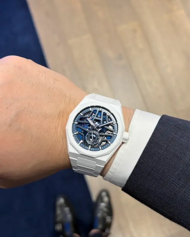 【デファイ スカイライン  スケルトン ホワイトセラミック】
品番	49.9301.3620/79.I001
価格 ¥2,457,400（税込）

ピュアホワイトのセラミックケースが放つ、洗練と清潔感。
オープンワークのダイヤルからは「エル・プリメロ」ムーブメントが覗き、
精密なメカニズムとモダンデザインが融合。

軽やかでスポーティー、そしてエレガント。
都会的なスタイルに映える、次世代のラグジュアリーウォッチ。