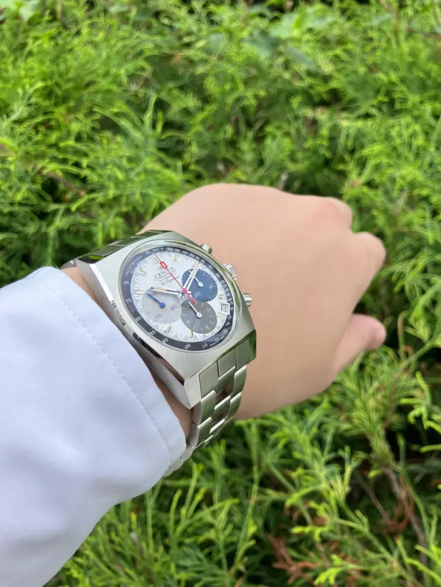 クロノマスター リバイバル エル・プリメロ A3817
品番 03.A384.400/3817.M3817 
価格 ¥1,290,300,-(taxinc)

A384の37mmトノー型ケースとA386のホワイトの3色文字盤を組み合わせ、1971年のA3817を現代風にリニューアルしています。高振動エル・プリメロ自動巻クロノグラフキャリバー搭載。スチール製のラダーブレスレットが取り付けられています。

商品のお問い合わせは下記記載の連絡先か、電話、メール、DMにて承ります。また、ゼニスブティックでは通販対応もさせて頂いております。是非お気軽にお問い合わせ下さいませ。

【電話番号：06-6245-1865】
【メールアドレス：zbo@jw-oomiya.co.jp】
・
ゼニスブティック大阪公式ブログでもご紹介中！プロフィールからご覧ください。@zenithboutique_osaka👈
・
#ゼニス #zenith #elprimero #elprimeroday #zenithwatches #zenithboutiqueosaka