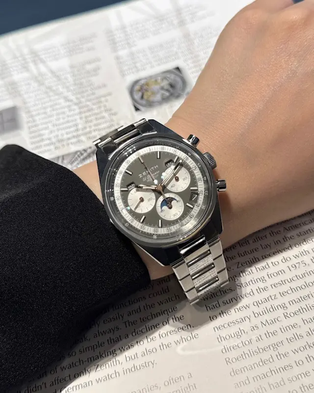 【クロノマスター オリジナル トリプルカレンダー】
腕元に上品な時間を。
ゼニス クロノマスター オリジナル トリプルカレンダーは、精密なエル・プリメロムーブメント、トリプルカレンダー表示、そしてムーンフェイズを搭載した大人の時計です。
落ち着きのあるグレー文字盤はビジネスシーンにもおすすめです。ぜひゼニスブティック大阪で実機をご覧くださいませ。
・
商品のお問い合わせは下記記載の連絡先か、電話、メール、DMにて承ります。また、ゼニスブティックでは通販対応もさせて頂いております。是非お気軽にお問い合わせ下さいませ。

【電話番号：06-6245-1865】
【メールアドレス：zbo@jw-oomiya.co.jp】
・
ゼニスブティック大阪公式ブログでもご紹介中！プロフィールからご覧ください。@zenithboutique_osaka👈
・
#zenith #elprimero #elprimeroday #zenithwatches #zenithboutiqueosaka
#watch #fashion #chronomaster #chronomasteroriginal #chronograph 

#ゼニス#ゼニスブティック大阪 #大阪 
#心斎橋 #腕時計 #ファッション #クロノマスター #クロノマスターオリジナル #ムーンフェイズ #クロノグラフ