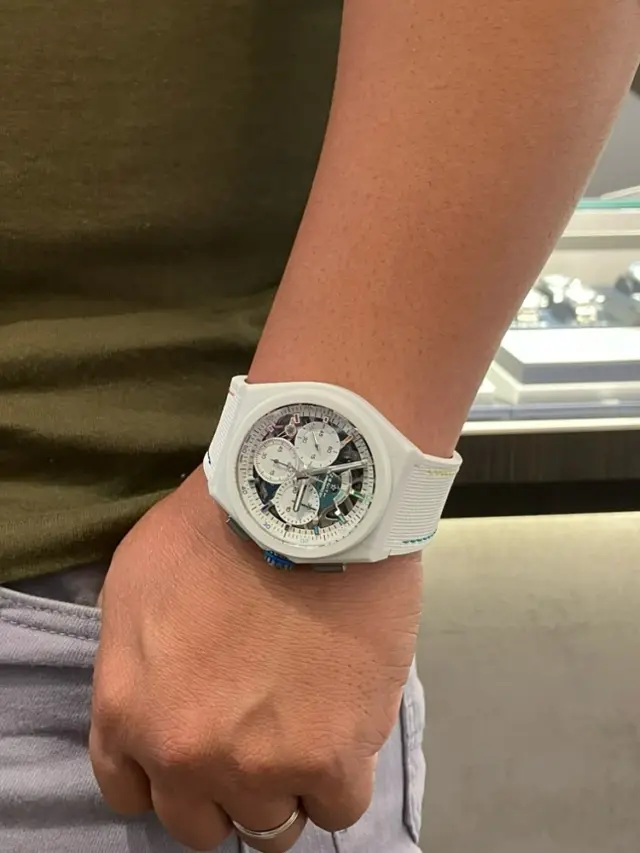 【お客様ご購入スナップ】
「デファイ 21 クロマII」
今回お選びいただいたのは世界限定500本の希少なモデルです。
ホワイトセラミックを用いたカラフルな特別感満載の1本です。
過去の限定モデルという事もあり入手困難な1本をご購入いただきました！
ありがとうございます。
※写真撮影にご協力いただき誠にありがとうございます。

商品のお問い合わせは下記記載の連絡先か、電話、メール、DMにて承ります。また、ゼニスブティックでは通販対応もさせて頂いております。是非お気軽にお問い合わせ下さいませ。

【電話番号：06-6245-1865】
【メールアドレス：zbo@jw-oomiya.co.jp】
・
ゼニスブティック大阪公式ブログでもご紹介中！プロフィールからご覧ください。@zenithboutique_osaka👈
・
#zenith #elprimero #elprimeroday #zenithwatches #zenithboutiqueosaka
#watch #fashion #chronomaster #chronomasteroriginal #chronograph 

#ゼニス#ゼニスブティック大阪 #大阪 
#心斎橋 #腕時計 #ファッション #クロノマスター #クロノマスターオリジナル #ムーンフェイズ #クロノグラフ