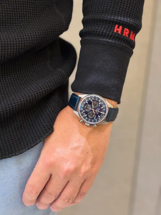 【お客様購入スナップ】
今回お選びいただいたのは「クロノマスター オリジナル トリプルカレンダー アベンチュリン」です⭐️
日本限定160本の希少モデルで星空を彷彿とさせるアベンチュリン文字盤が非常に美しい1本です。
H様のコレクションに仲間入りすることができ大変嬉しく思います。
この度はご購入ありがとうございました。
※写真撮影にご協力いただき誠にありがとうございます。

商品のお問い合わせは下記記載の連絡先か、電話、メール、DMにて承ります。また、ゼニスブティックでは通販対応もさせて頂いております。是非お気軽にお問い合わせ下さいませ。

【電話番号：06-6245-1865】
【メールアドレス：zbo@jw-oomiya.co.jp】
・
ゼニスブティック大阪公式ブログでもご紹介中！プロフィールからご覧ください。@zenithboutique_osaka👈
・
#zenith #elprimero #elprimeroday #zenithwatches #zenithboutiqueosaka
#watch #fashion #chronomaster #chronomasteroriginal #chronograph 

#ゼニス#ゼニスブティック大阪 #大阪 
#心斎橋 #腕時計 #ファッション #クロノマスター #クロノマスターオリジナル #ムーンフェイズ #クロノグラフ