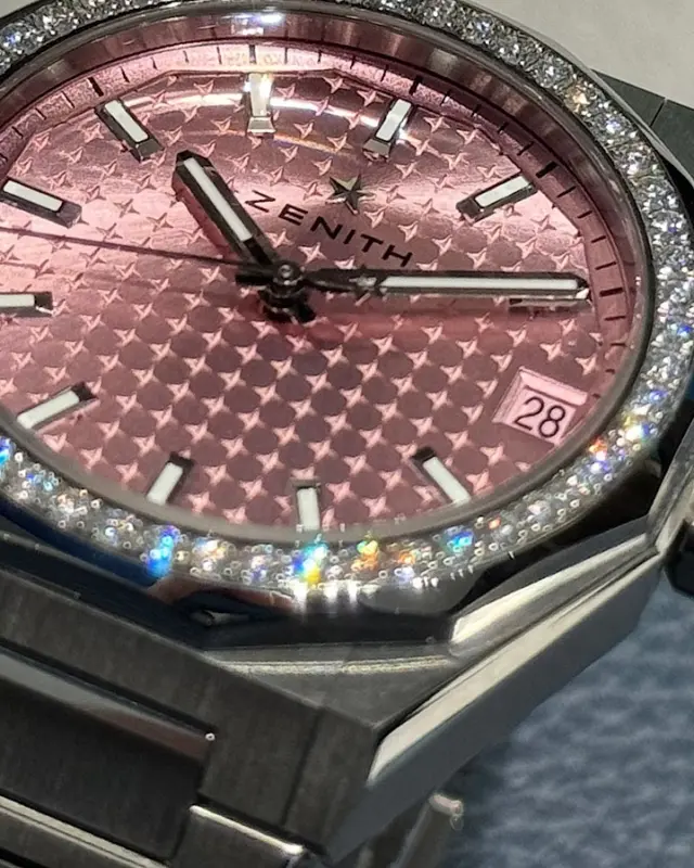 【デファイ スカイライン36】
光の角度で表情を変える、サンバースト仕上げのピンクダイヤル。やわらかさの中に、芯のある美しさを感じさせるカラーです✨️
八角形のケースラインに輝くダイヤモンドベゼルが、ピンクを凛と引き締め、ジュエリーのような華やかさと時計としての力強さを両立しています。
・
商品のお問い合わせは下記記載の連絡先か、電話、メール、DMにて承ります。また、ゼニスブティックでは通販対応もさせて頂いております。是非お気軽にお問い合わせ下さいませ。

【電話番号：06-6245-1865】
【メールアドレス：zbo@jw-oomiya.co.jp】
・
ゼニスブティック大阪公式ブログでもご紹介中！プロフィールからご覧ください。@zenithboutique_osaka👈
・
#zenith #elprimero #elprimeroday #zenithwatches #zenithboutiqueosaka
#watch #fashion #defyskyline #pink #diamond #luxurywatch 

#ゼニス#ゼニスブティック大阪 #大阪 
#心斎橋 #腕時計 #ファッション #ゼニスデファイ #デファイスカイライン #ピンクカラー #ピンク文字盤 #ダイヤモンド #華やか #レディースウォッチ #ユニセックス