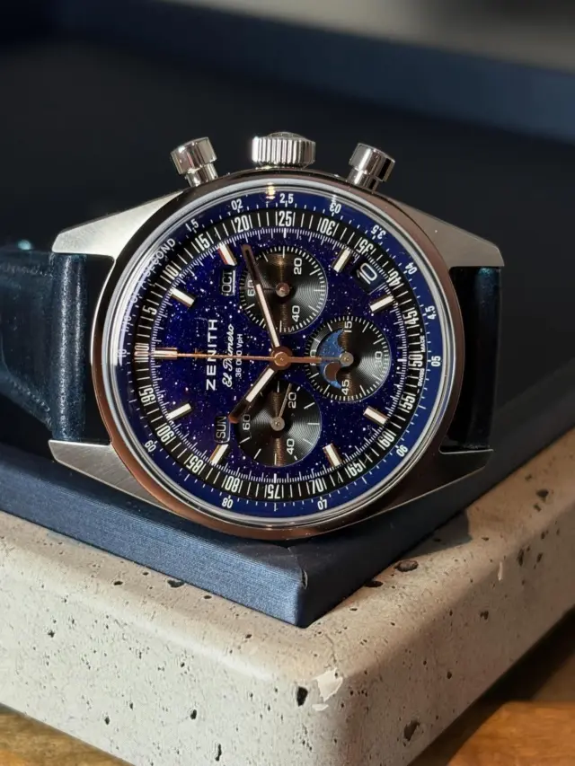 【クロノマスター オリジナル トリプルカレンダー アベンチュリン】
品番 03.3402.3610/53.C917
金額 ¥2,541,000-税込

クロノマスター オリジナル トリプルカレンダー に、スペシャルな限定モデルが登場。
鮮やかなアベンチュリン文字盤を採用し、深みのある輝きと高級感を放つ 日本限定160本 の特別仕様です。
ブランド創設者ジョルジュ・ファーブル・ジャコが、星空を眺めて“ゼニス（天頂）”と名付けた由来を感じさせる、ロマンあふれる一本となっています。