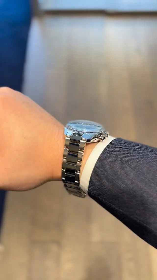 【クロノマスター オリジナル トリプルカレンダー アベンチュリン】
品番 03.3402.3610/53.C917
金額 ¥2,541,000-税込

日本限定160本のスペシャルなモデルをステンレスベルトに付け替えてみました。
レザーベルトでも大人な印象がありますがステンレスベルトに合わせるとスポーティな雰囲気に✨
更に文字盤のアベンチュリンがより鮮明に美しく見えます。

※ステンレスベルトの価格は¥143,000-税込となります。

ベルトを付け替えて自分好みの１本にアレンジしてみください⭐️
皆様のご来店心よりお待ちしております。

商品のお問い合わせは下記記載の連絡先か、電話、メール、DMにて承ります。また、ゼニスブティックでは通販対応もさせて頂いております。是非お気軽にお問い合わせ下さいませ。

【電話番号：06-6245-1865】
【メールアドレス：zbo@jw-oomiya.co.jp】
・
ゼニスブティック大阪公式ブログでもご紹介中！プロフィールからご覧ください。@zenithboutique_osaka👈
・
#zenith #elprimero #elprimeroday #zenithwatches #zenithboutiqueosaka
#watch #fashion #chronomaster #chronomasteroriginal #chronograph 

#ゼニス#ゼニスブティック大阪 #大阪 
#心斎橋 #腕時計 #ファッション #クロノマスター #クロノマスターオリジナル #ムーンフェイズ #クロノグラフ