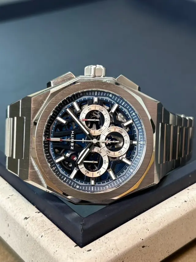 【デファイ スカイライン クロノグラフ スケルトン】
品番	03.9500.3600/79.I001
価格 ¥2,064,700（税込）

未来的なデザインと高精度を融合した、ゼニスの新たなアイコン。
スケルトンダイヤルからは、最新の「エル・プリメロ 3600」ムーブメントが美しく覗き、
1/10秒クロノグラフの針が駆け抜ける姿はまさに圧巻。⚙️✨

エッジの効いたオクタゴンケースとサテン仕上げのブレスレットが織りなす造形美は、
モダンスポーツウォッチの新境地を体現しています。

商品のお問い合わせは下記記載の連絡先か、電話、メール、DMにて承ります。また、ゼニスブティックでは通販対応もさせて頂いております。是非お気軽にお問い合わせ下さいませ。

【電話番号：06-6245-1865】
【メールアドレス：zbo@jw-oomiya.co.jp】
・
ゼニスブティック大阪公式ブログでもご紹介中！プロフィールからご覧ください。@zenithboutique_osaka👈
・
#zenith #elprimero #elprimeroday #zenithwatches #zenithboutiqueosaka
#watch #fashion #chronomaster #chronomasteroriginal #chronograph 

#ゼニス#ゼニスブティック大阪 #大阪 
#心斎橋 #腕時計 #ファッション #クロノマスター #クロノマスターオリジナル #ムーンフェイズ #クロノグラフ