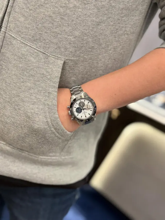 【お客様ご購入スナップ】
「クロノマスター スポーツ」

クロノマスターシリーズで悩まれましたが最終的に「クロノマスタースポーツ」をお選びいただきました。
今やゼニスで1番の人気を誇る当モデル。
オンオフ共に使えるデザインに加えセラミックベゼルの耐久性や100メートル防水を誇る防水性など普段使いに最適なスペックとなります。
末長くお使い頂けると幸いです。
※写真撮影のご協力ありがとうございました。

ゼニスブティック大阪ではご購入後、無料で洗浄、精度チェック、磁気抜きを行っておりますので皆様のご来店心よりお待ちしております。

商品のお問い合わせは下記記載の連絡先か、電話、メール、DMにて承ります。また、ゼニスブティックでは通販対応もさせて頂いております。是非お気軽にお問い合わせ下さいませ。

【電話番号：06-6245-1865】
【メールアドレス：zbo@jw-oomiya.co.jp】
・
ゼニスブティック大阪公式ブログでもご紹介中！プロフィールからご覧ください。@zenithboutique_osaka👈
・
#zenith #elprimero #elprimeroday #zenithwatches #zenithboutiqueosaka
#watch #fashion #chronomaster #chronomasteroriginal #chronograph 

#ゼニス#ゼニスブティック大阪 #大阪 
#心斎橋 #腕時計 #ファッション #クロノマスター #クロノマスターオリジナル #ムーンフェイズ #クロノグラフ