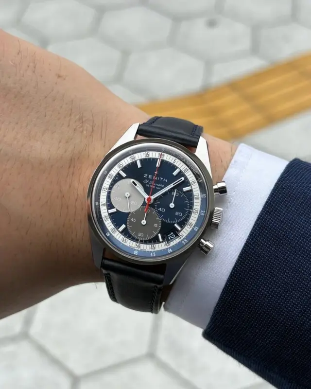 【クロノマスター オリジナル】
品番	03.3200.3600/52.C910
価格 ¥1,402,500（税込）

ブルーダイヤルが美しく映える「クロノマスター オリジナル」。
名機“エル・プリメロ”を搭載し、1/10秒計測を可能にしたゼニスの象徴的モデルです。

クラシックな38mmケースに、スポーティさと上質さが共存した一本。
普段使いから特別なシーンまで、腕元を上品に彩ってくれます。
またこちらのカラーのみブレスレットとレザーが両方付属するのでお得感満載の1本です。

商品のお問い合わせは下記記載の連絡先か、電話、メール、DMにて承ります。また、ゼニスブティックでは通販対応もさせて頂いております。是非お気軽にお問い合わせ下さいませ。

【電話番号：06-6245-1865】
【メールアドレス：zbo@jw-oomiya.co.jp】
・
ゼニスブティック大阪公式ブログでもご紹介中！プロフィールからご覧ください。@zenithboutique_osaka👈
・
#zenith #elprimero #elprimeroday #zenithwatches #zenithboutiqueosaka
#watch #fashion #chronomaster #chronomasteroriginal #chronograph 

#ゼニス#ゼニスブティック大阪 #大阪 
#心斎橋 #腕時計 #ファッション #クロノマスター #クロノマスターオリジナル #ムーンフェイズ #クロノグラフ