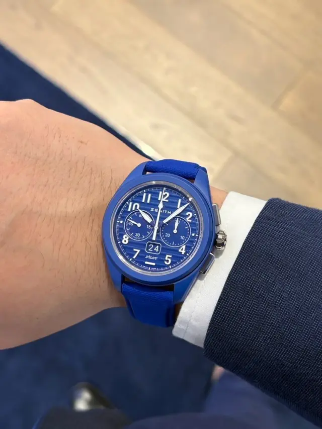 【パイロット ビッグデイト フライバック 160th エディション】
品番 49.4002.3652/51.I009
価格 ¥2,178,000-税込

ブランド160周年を記念して登場した特別モデル。
象徴的なビッグデイトとフライバック機能を備え、視認性・操作性・存在感のすべてが一段と進化しています。

クラシックなパイロットウォッチのDNAを受け継ぎつつも、最新ムーブメントによる圧倒的な精度と実用性を融合。
歴史へのオマージュと現代的なパフォーマンスが共存する、アニバーサリーにふさわしい一本です。

商品のお問い合わせは下記記載の連絡先か、電話、メール、DMにて承ります。また、ゼニスブティックでは通販対応もさせて頂いております。是非お気軽にお問い合わせ下さいませ。

【電話番号：06-6245-1865】
【メールアドレス：zbo@jw-oomiya.co.jp】
・
ゼニスブティック大阪公式ブログでもご紹介中！プロフィールからご覧ください。@zenithboutique_osaka👈
・
#zenith #elprimero #elprimeroday #zenithwatches #zenithboutiqueosaka
#watch #fashion #chronomaster #chronomasteroriginal #chronograph 

#ゼニス#ゼニスブティック大阪 #大阪 
#心斎橋 #腕時計 #ファッション #クロノマスター #クロノマスターオリジナル #ムーンフェイズ #クロノグラフ