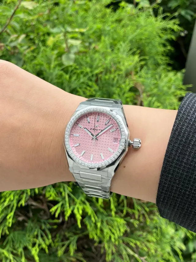 【デファイ スカイライン36】鮮やかなピンクとライトグリーンが腕元を華やかにしてくれる一本です。星空が描かれた文字盤のデザインとベゼルダイヤの組み合わせがより一層気分を高めてくれます。

商品のお問い合わせは下記記載の連絡先か、電話、メール、DMにて承ります。また、ゼニスブティックでは通販対応もさせて頂いております。是非お気軽にお問い合わせ下さいませ。
【電話番号：06-6245-1865】
【メールアドレス：Zbo@jw-oomiya.co.jp】
ゼニスブティック大阪公式ブログでもご紹介中！プロフィールからご覧ください。@zenithboutique_osaka
#zenith #elprimero #elprimeroday #zenithwatches #zenithboutiqueosaka
#watch #fashion #defyskyline #pink #diamond #luxurywatch
#ゼニス#ゼニスブティック大阪 #大阪
#心斎橋＃腕時計#ファッション＃ゼニスデファイ＃デフ
アイスカイライン#ピンクカラー＃ピンク文字盤＃ダイヤモンド #華やか＃レディースウォッチ#ユニセックス#ライトグリーン